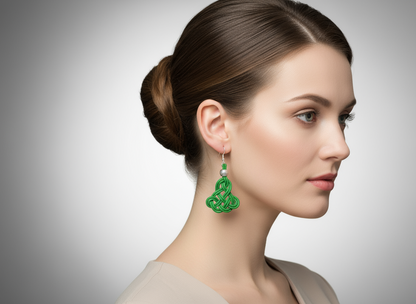 Pendientes largos de cuero y plata con nudo celta infinito.