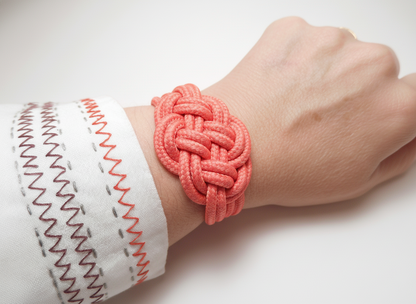 pulsera con nudo trenzado en color coral