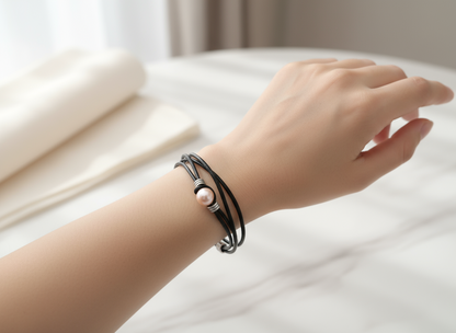 Pulsera doble de cuero negro con perla rosa