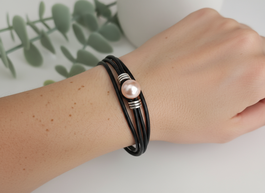 Bracelet double en cuir noir avec perle rose