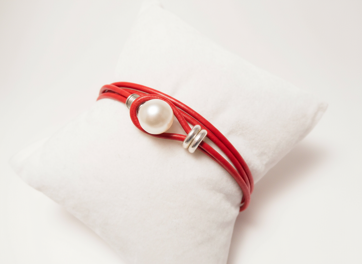 Bracelet double en cuir noir avec perle blanche