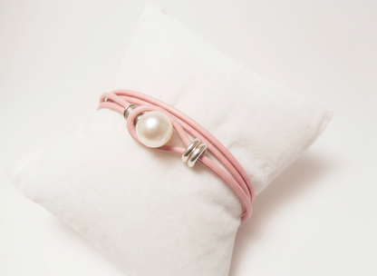Pulsera doble de cuero negro con perla blanca