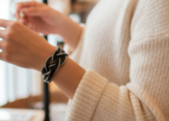 Pulsera unisex de cuero con nudo infinito