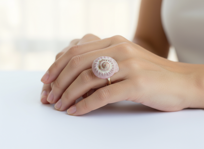 Anillo con caracola marina natural