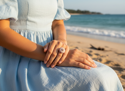 Anillo con caracola marina natural