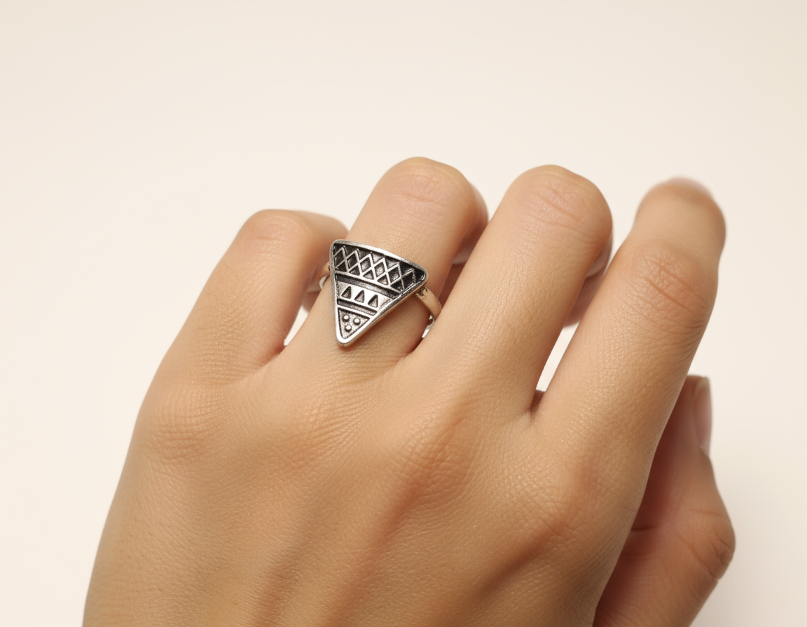 Geometric ring in the shape of a triangle