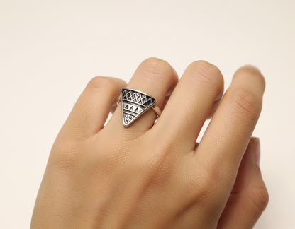 Geometric ring in the shape of a triangle
