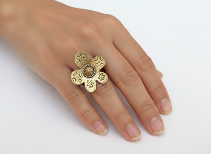 Anillo hippie ajustable con flor margarita boho.