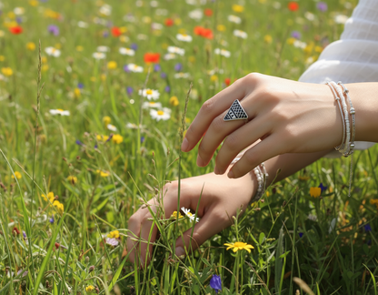 Geometric ring in the shape of a triangle