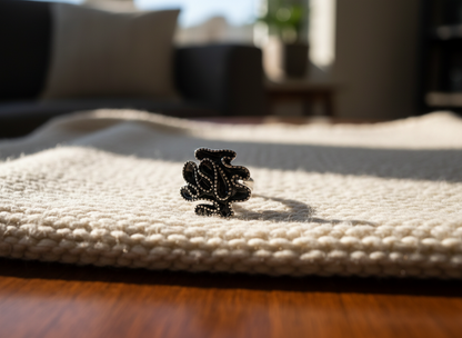 Bague ajustable argentée et noire pour femme moderne