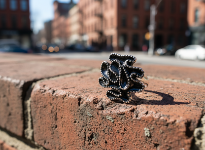 Bague ajustable argentée et noire pour femme moderne