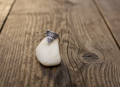 Geometric ring in the shape of a triangle