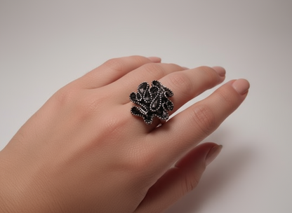 Bague ajustable argentée et noire pour femme moderne