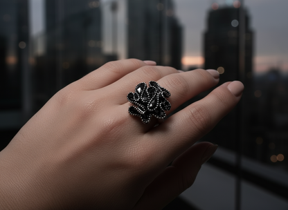 Bague ajustable argentée et noire pour femme moderne