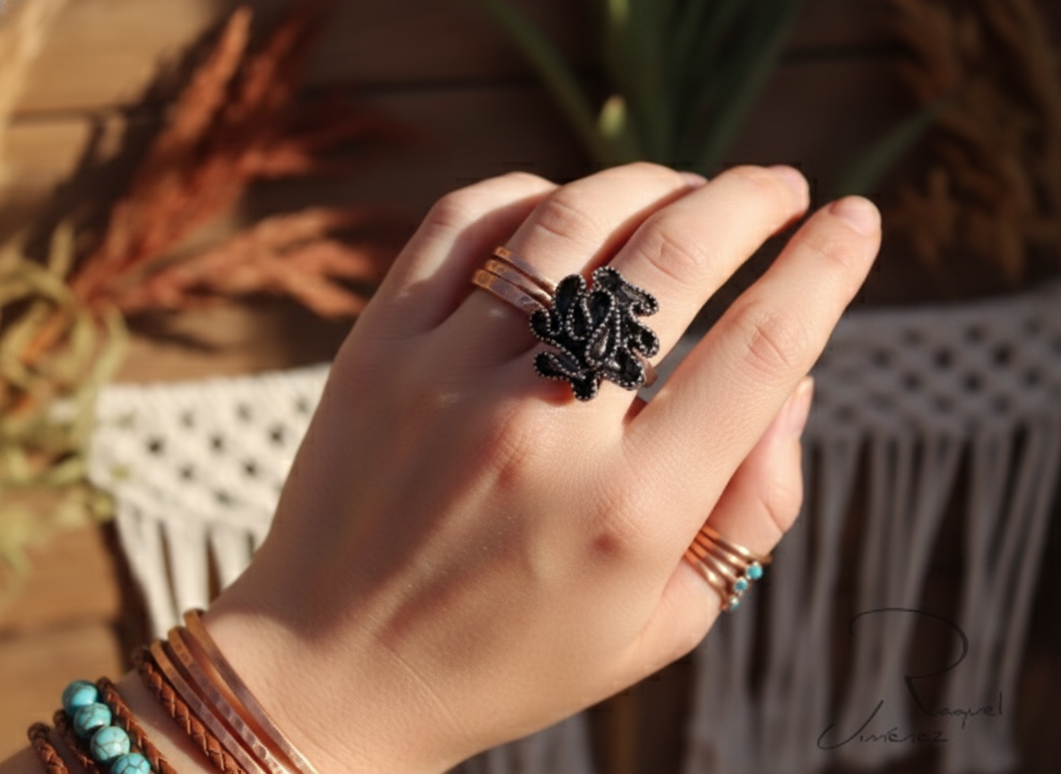 Bague ajustable argentée et noire pour femme moderne
