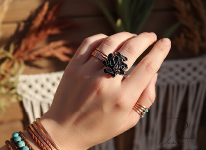 Bague ajustable argentée et noire pour femme moderne