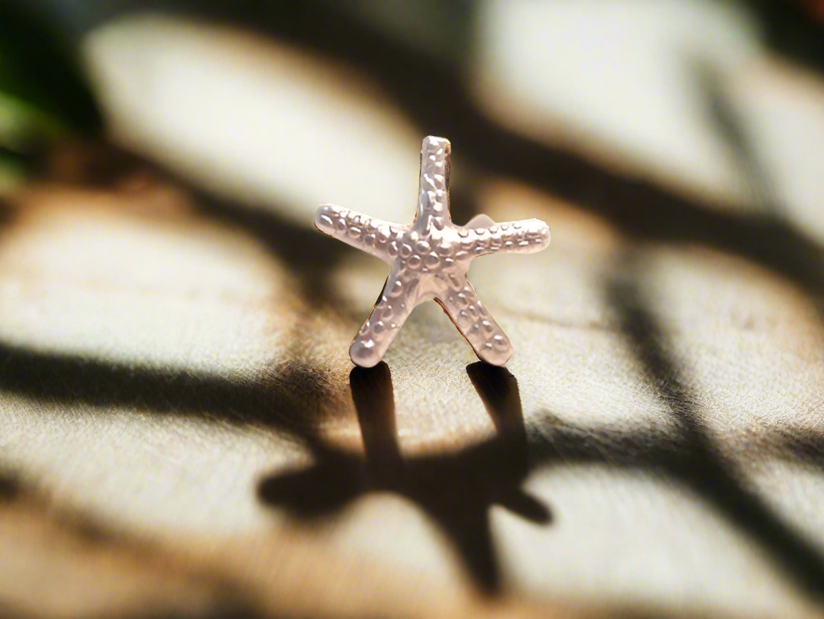 Adjustable ring in the shape of a starfish.