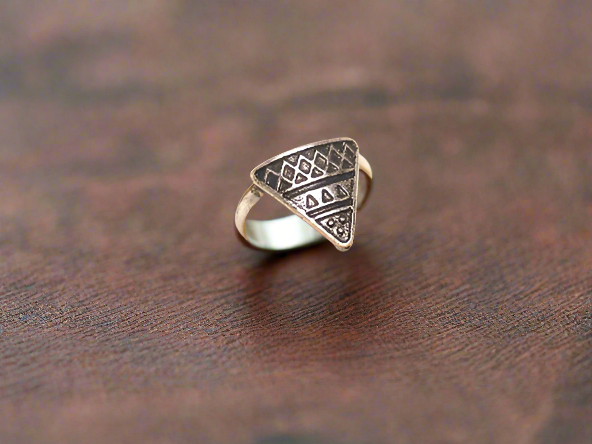 Bague géométrique en forme de triangle