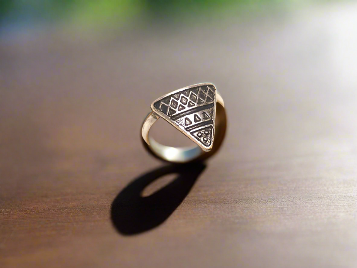 Bague géométrique en forme de triangle