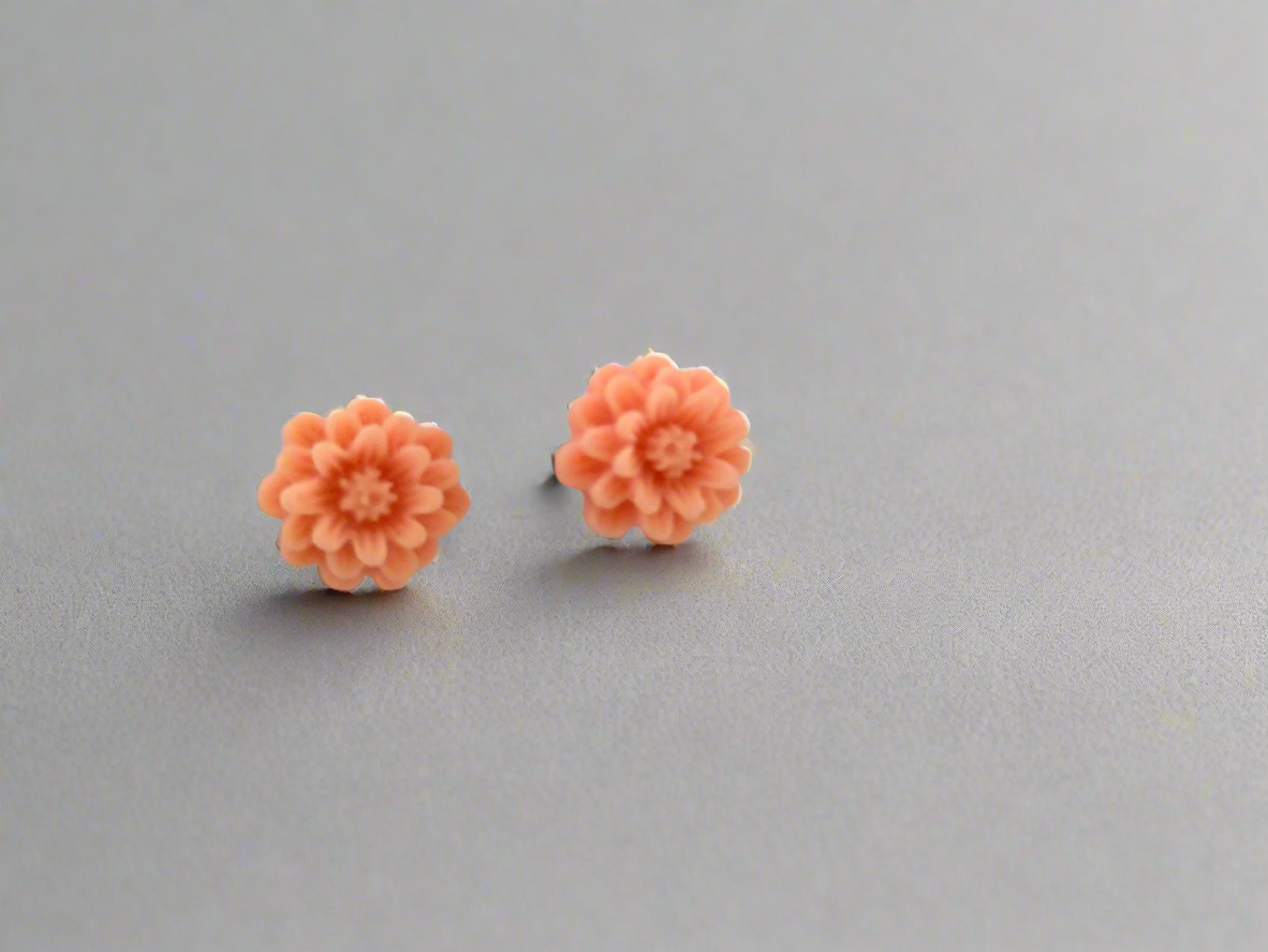 pendientes de botón con forma de pequeñas flores dalias