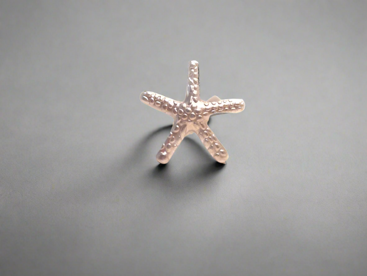 Adjustable ring in the shape of a starfish.