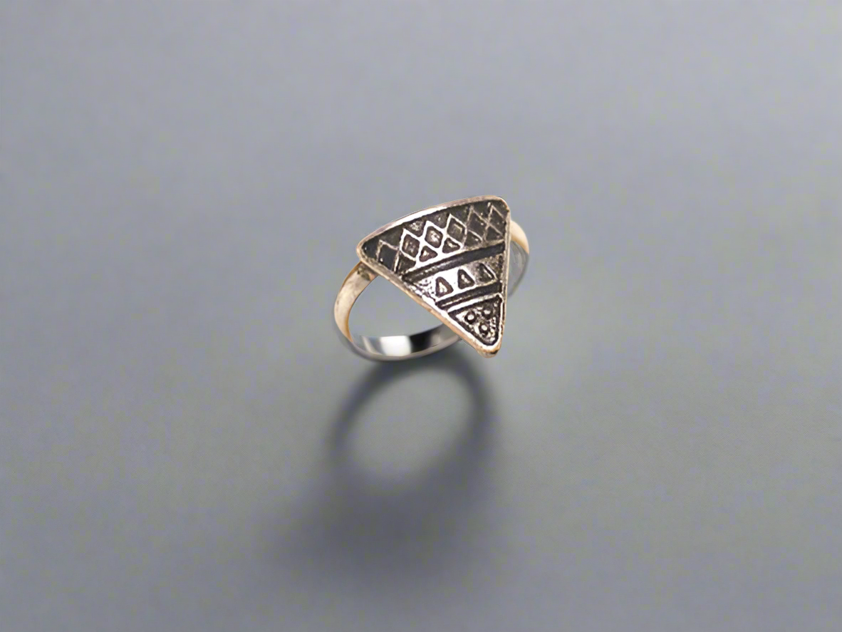 Bague géométrique en forme de triangle