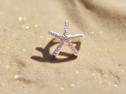 Adjustable ring in the shape of a starfish.