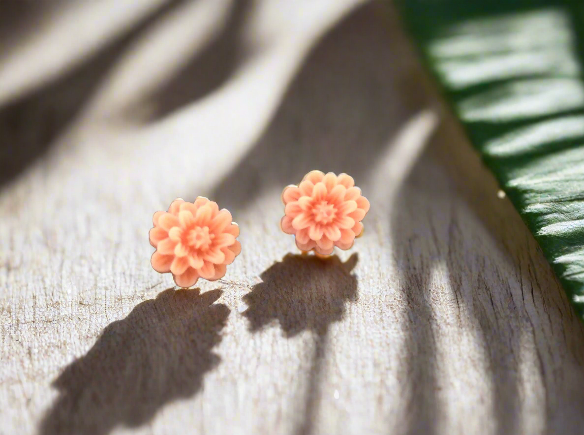 pendientes de botón con forma de pequeñas flores dalias