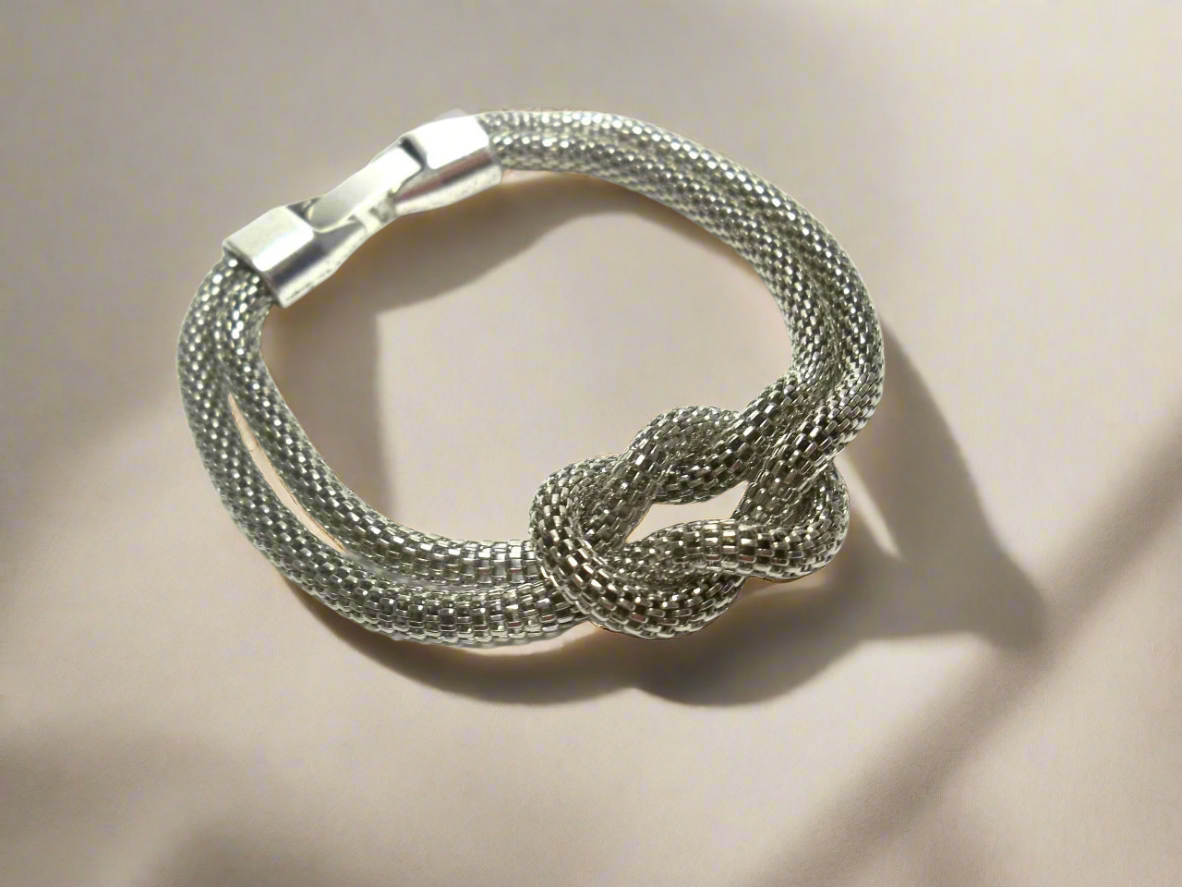 Bracelet tressé avec noeud marin.