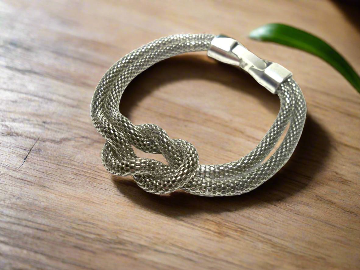 Bracelet tressé avec noeud marin.