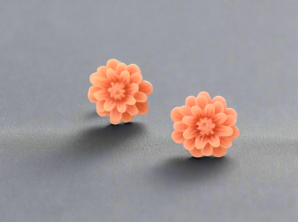 pendientes de botón con forma de pequeñas flores dalias