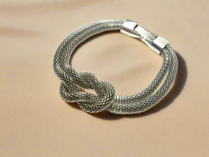 Bracelet tressé avec noeud marin.