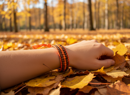 Pulsera de cuero con cuentas de madera naranja y marrón.