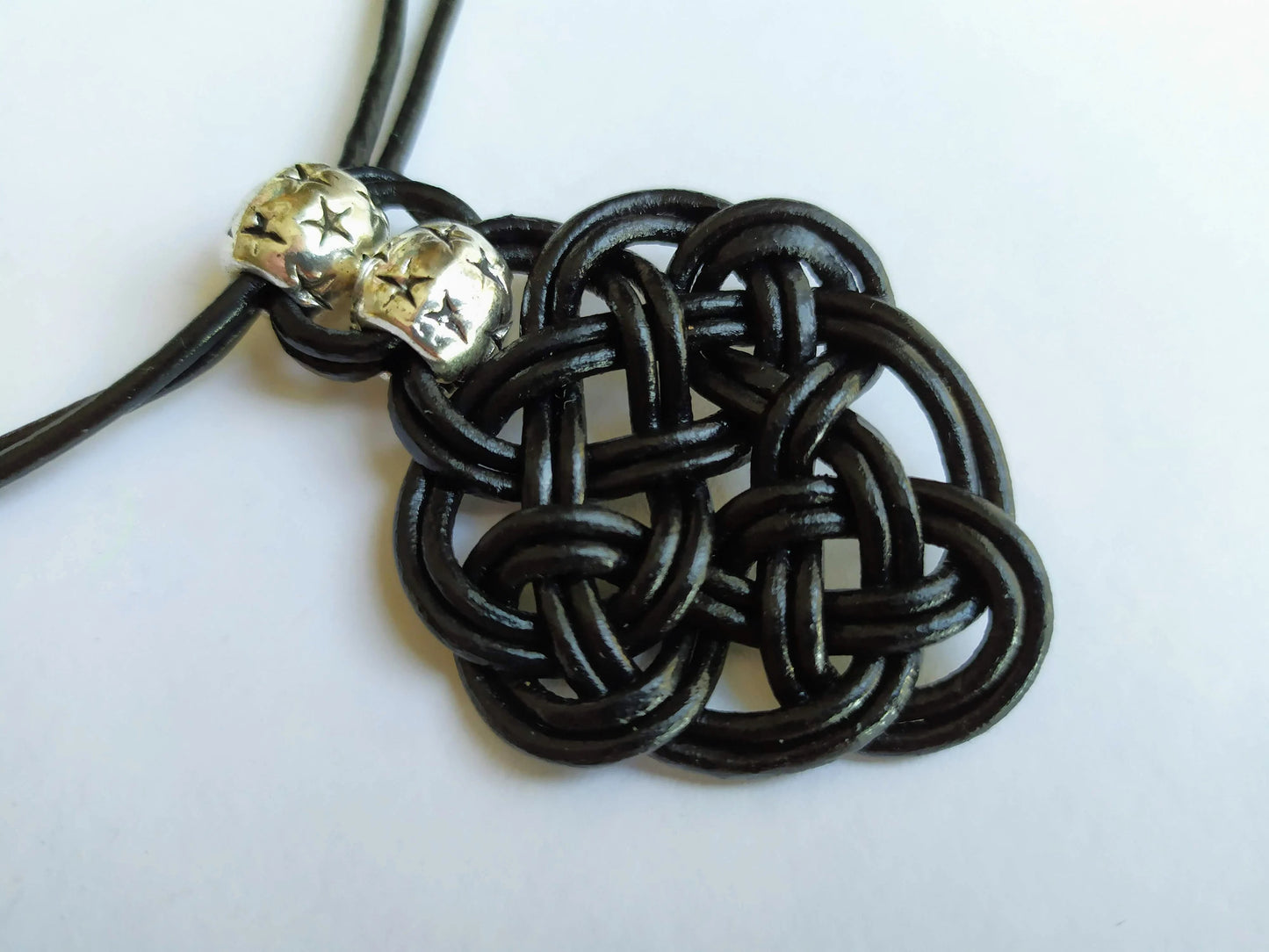 Collier femme en cuir avec pendentif symbole celtique