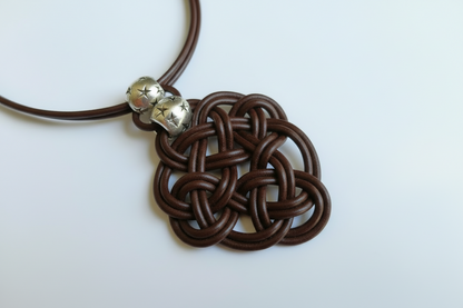 collar de cuero con nudo celta