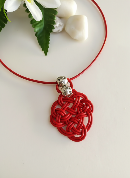 Collier femme en cuir avec pendentif symbole celtique