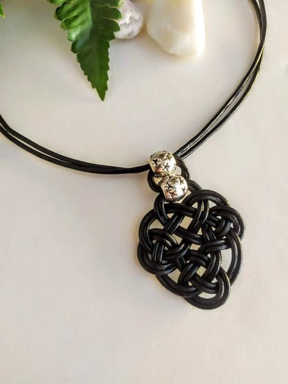 Collier femme en cuir avec pendentif symbole celtique