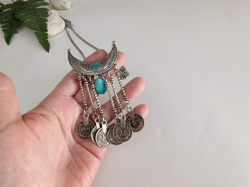 collar con colgante estilo boho con turquesa y monedas
