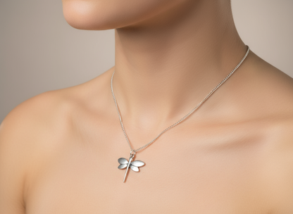 Colgante con una libélula minimalista