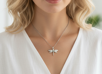 Colgante con una libélula minimalista