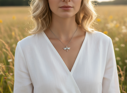 Colgante con una libélula minimalista