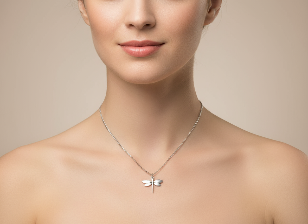 Colgante con una libélula minimalista