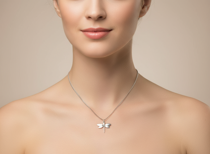 Colgante con una libélula minimalista