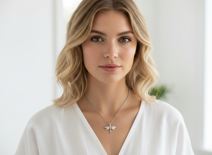 Colgante con una libélula minimalista