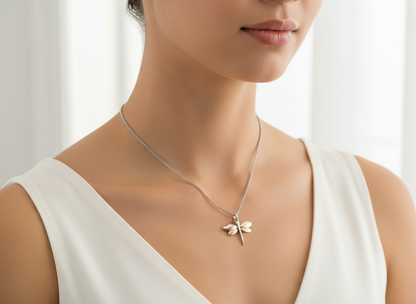 Colgante con una libélula minimalista