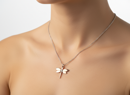 Colgante con una libélula minimalista