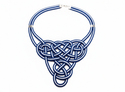 collar azul y blanco de cuero