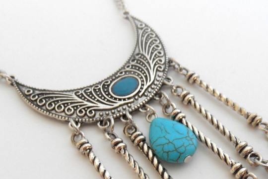 collar con colgante estilo boho con turquesa y monedas