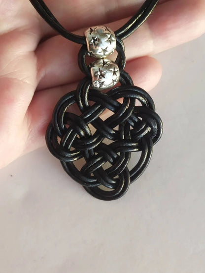 Collier femme en cuir avec pendentif symbole celtique