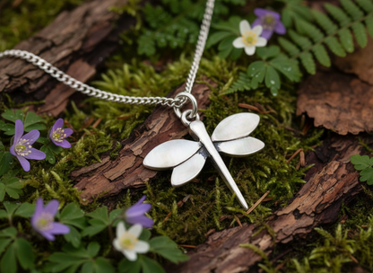 Colgante con una libélula minimalista